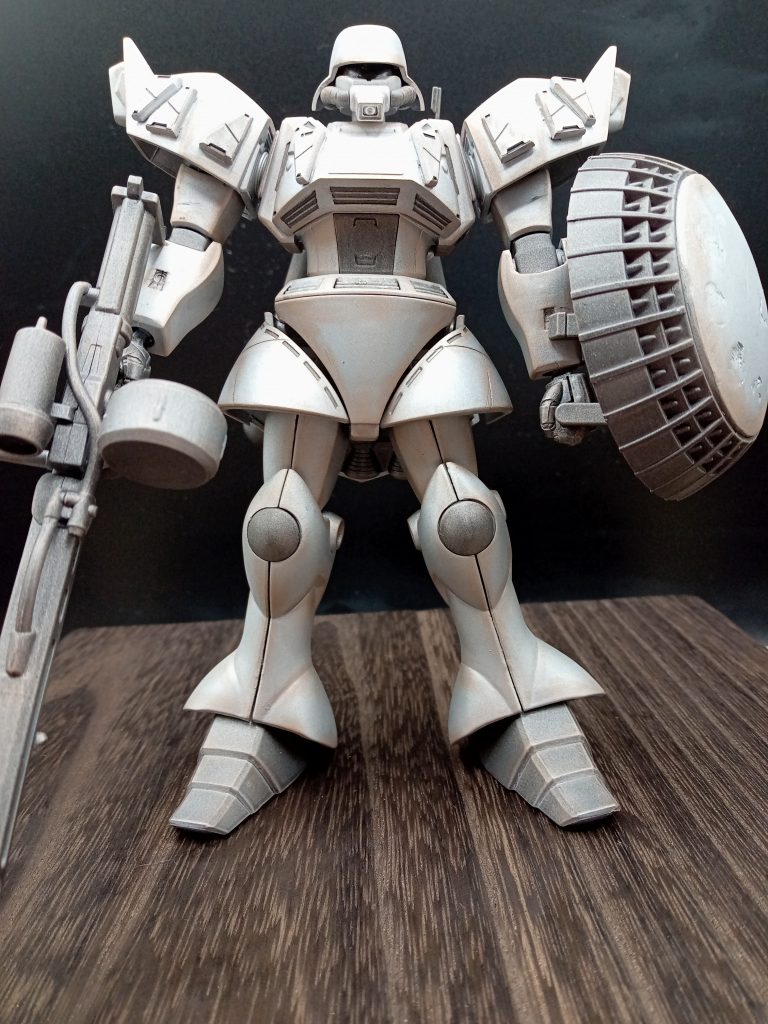 頭部はザク、胴体はゲルググ、脚部と盾はギャンのパーツを使っています。塗装はシルバーと黒鉄色のみで、パーツの端をウェザリングで軽く汚してつや消しを吹いてあります。