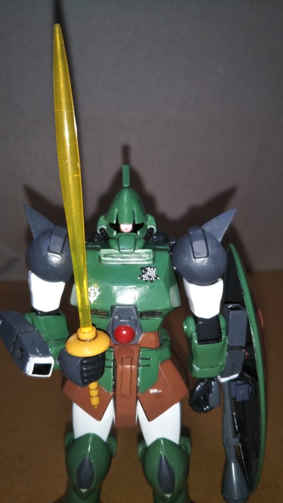 「この戦いに礼を送るか。 良いパイロットだ」 というワケで、ビームサーベル装備です。 ビームサーベル自体はギャンのサーベルそのままで、塗装もスミ入れのみです。 本当はここのシーンではシールドをパージしているようですが、そこはご愛嬌ということで(笑)(シールド裏とかも頑張ったのでできるだけアピールしたかったんです)。