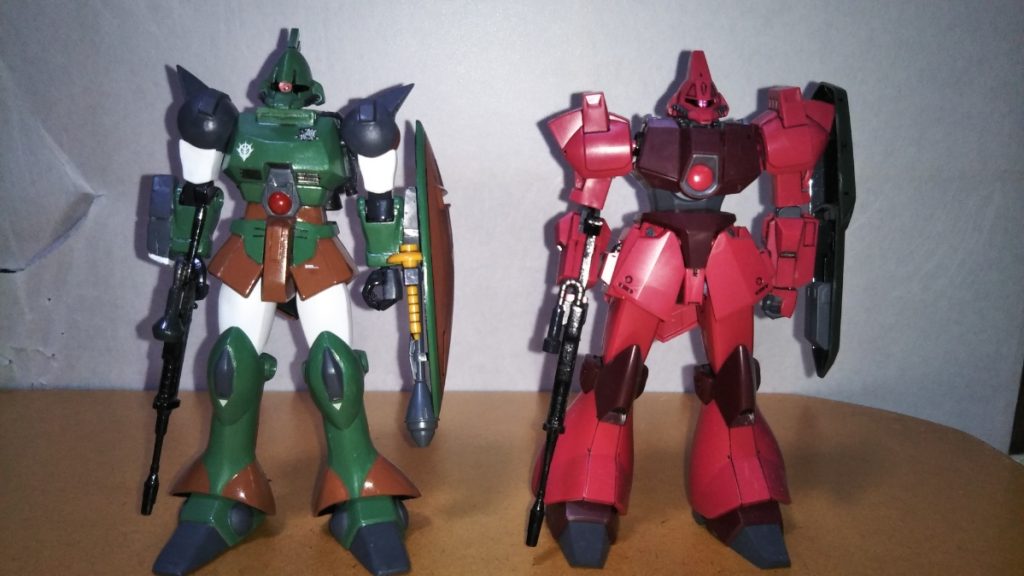 ガルバルディβとの比較です。 ディテールやプロポーションはかなり異なりますが、全体のシルエットなどはこうして見るとよく似ていますね。 また、顔が思った以上に似ていて自分でも驚きました。