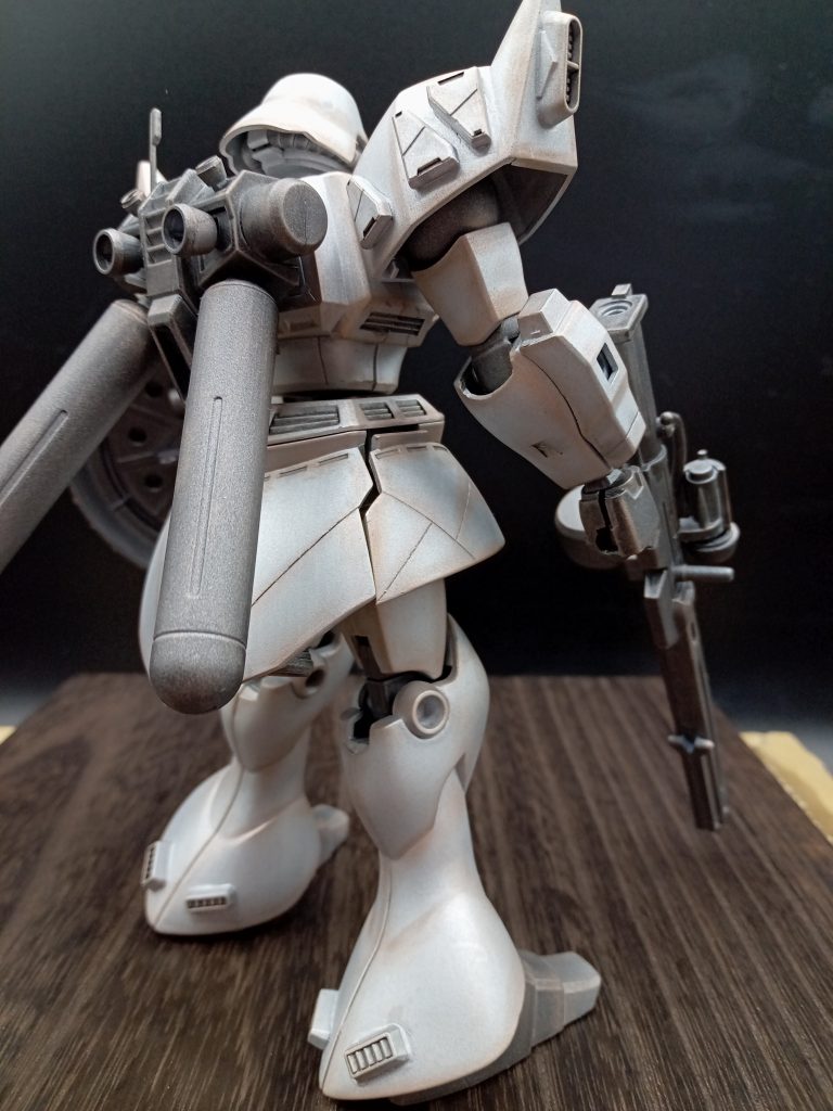 辺境コロニーにある戦争博物館に寄贈された記念像