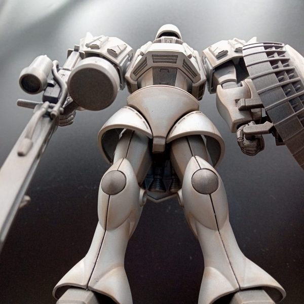 辺境コロニーにある戦争博物館に寄贈された記念像”ザクググ”