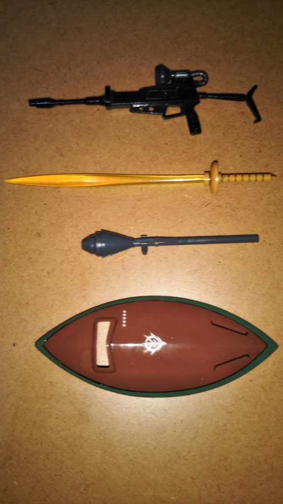 武装一式です。上から順番に・ビームライフル・ビームサーベル・シュツルムファウスト・シールド ビームライフルはHGUCのゲルググから移植しました。 シュツルムファウストは、先ほど紹介したマンガ「ギレン暗殺計画」で使用していた(らしい)ので、サブ武装としてシールド裏にマウントできるようにして携行させてみました。 ちなみに、ビームサーベルもシールド裏にマウント可能です。