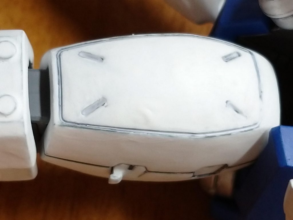 下地にベースカラーを使用しましたが厚く塗り過ぎ、モールドが埋まってしまいました。