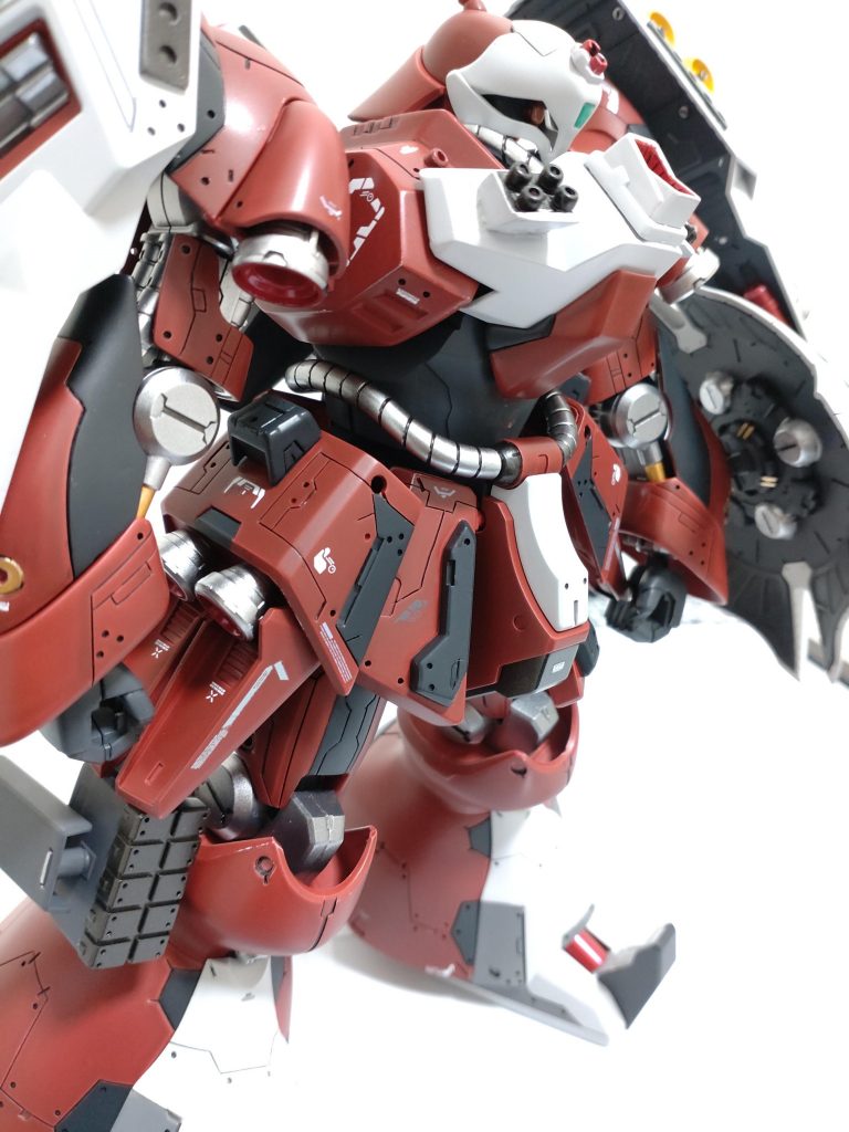 スジボリとプラパン追加、胸部と眉間にメガ粒子砲と足にミサイルポッドを追加してみました。各パーツ色分けなど行ってディテールアップ。スジボリの精度がまだまだ未熟です。