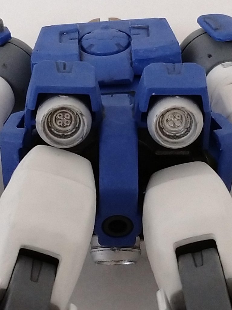 ガンダムマーカーメッキシルバーを使って見たかったのでバーニア部に使用。