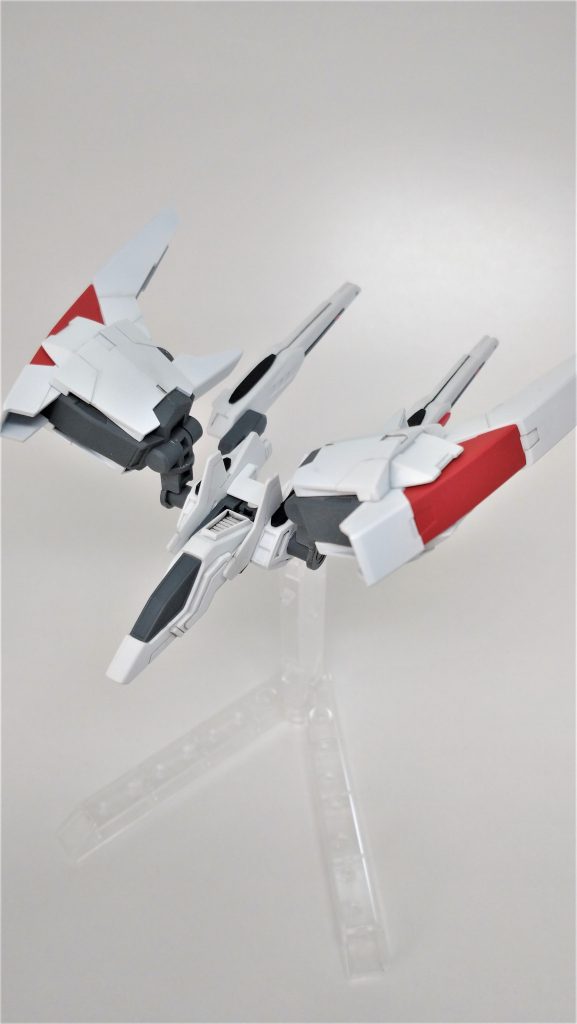 FBストライカー宇宙での高機動化を目的としたストライカーパックであり、エールの発展型とも言えるストライカーパック。テスト段階では万が一のために分離独立飛行のシステムが組み込まれていたが、これは量産設計時には外される予定だった。