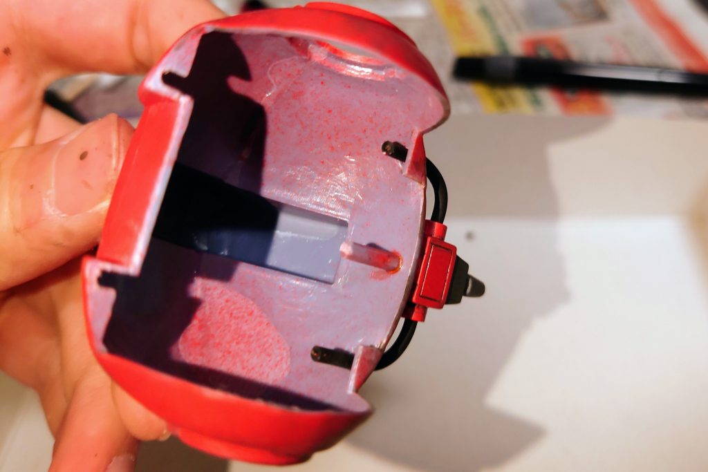 後ハメ加工の話。レーザートーチ部分(鼻?口?)はランナーで軸接続化。塗装後でも塗料を剥がさずに接着出来ます。