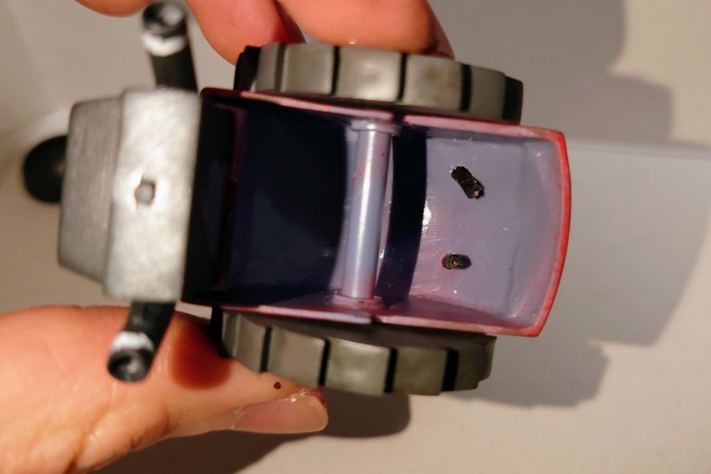 これは胴体(頭?)上側部分。もともとある段差に沿って分割することによって、上からはめたときに不自然にならないようになってます。で、カッターは塗装後に取り付けられるので、360度回転ギミックも無事です。