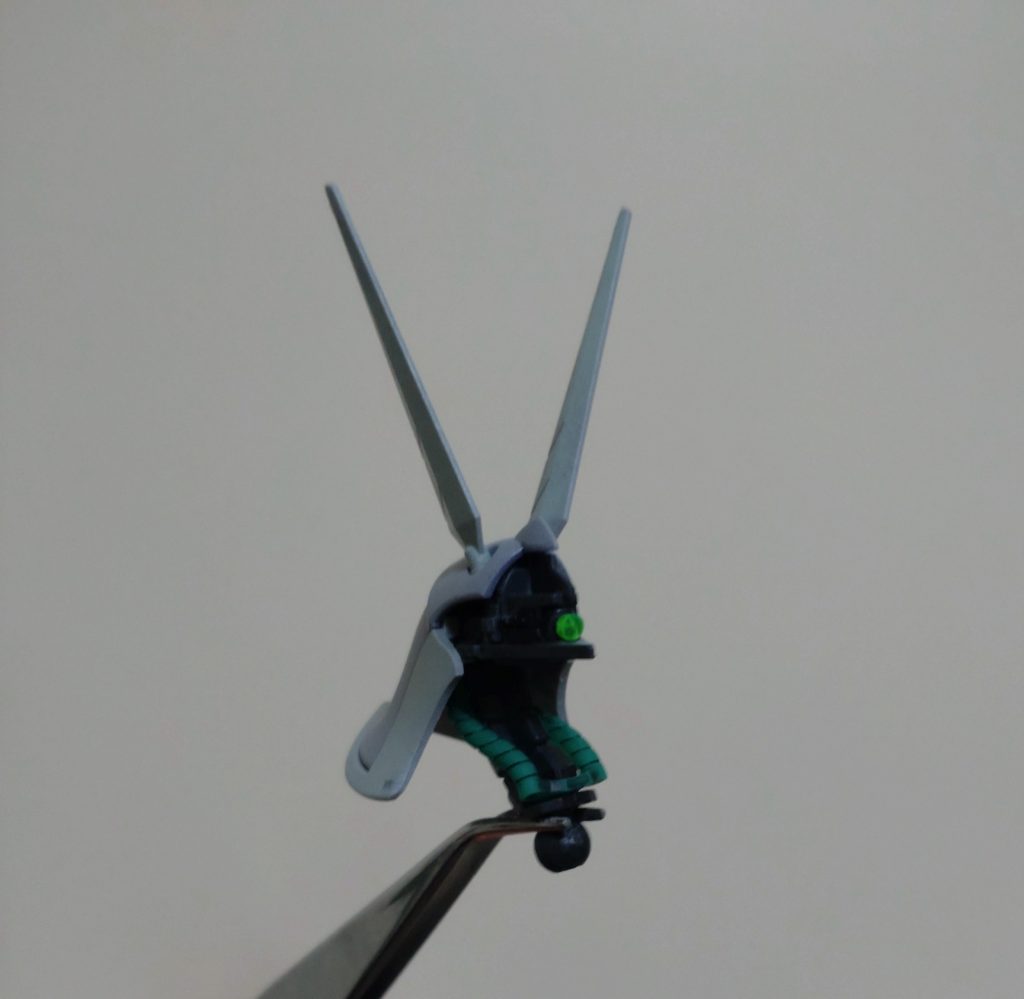 取ってあった、蛍光ランナーを加工してモノアイを作成、接着しました。