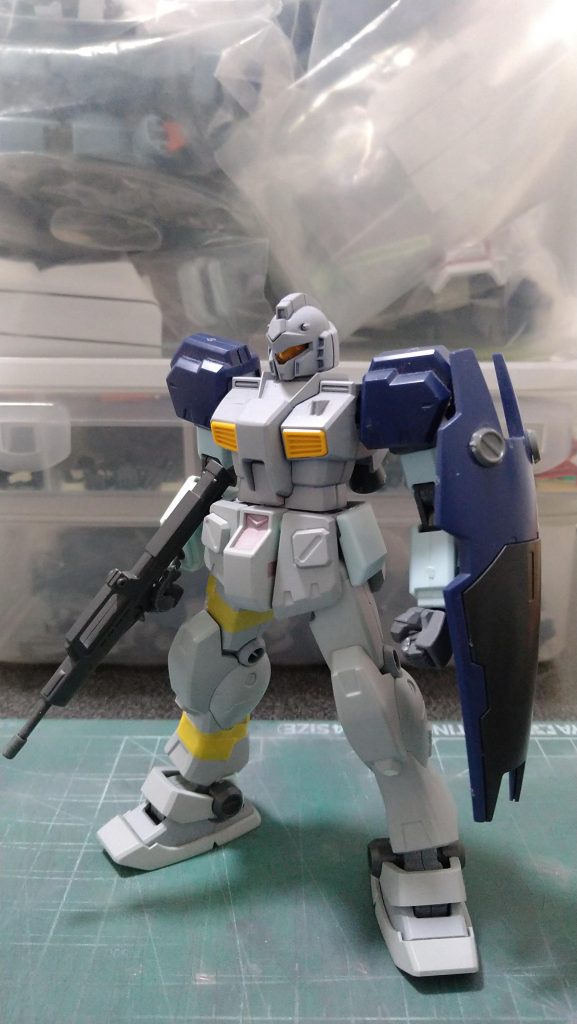 ベースはジムカスタムです。クゥエルで使用した部品は頭部、肩アーマー、胴体、シールドくらいです。