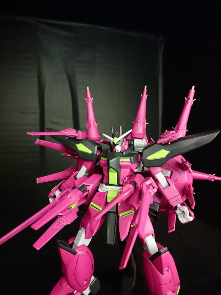 ドラグーンプラットフォームは、コトブキヤのジョイントセットでつなぎました。なので、2体分のドラグーンを実装してます。股間軸、及び腰は、バルバトスのパーツに換装してます。フロントアーマーは、レジェンド、リアアーマーは、プロヴィデンスのフロントアーマーを使用してます。腰には、レジェンドの肩パーツを元に3本ずつ。