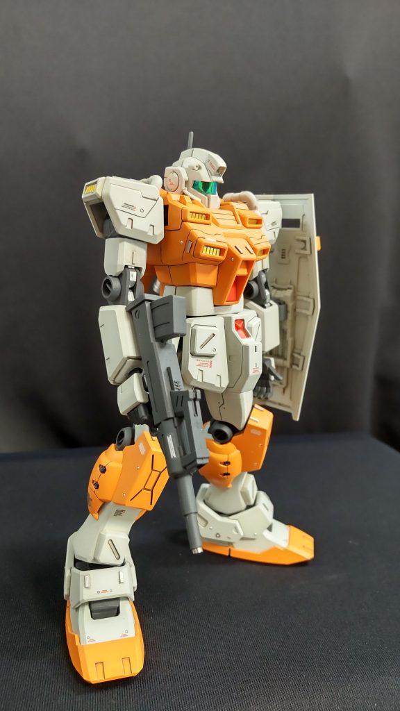 マシンガンに手を加えてます。先端の形状を変更したと思います。