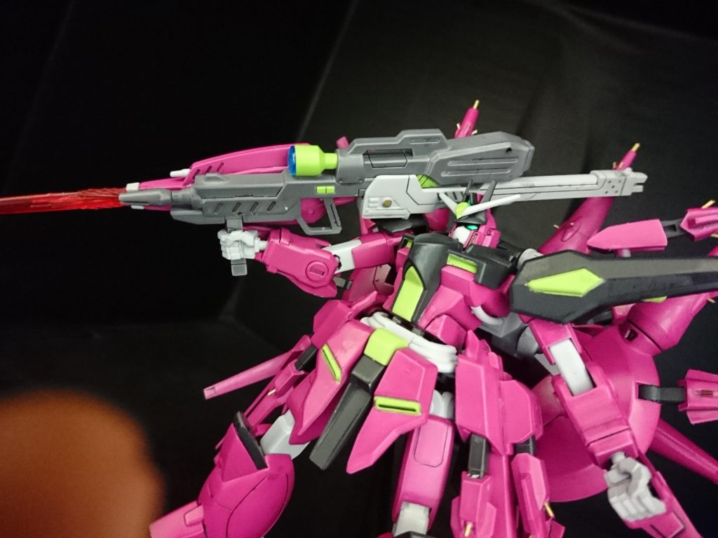 前後付け替えると、前部にビームサーベルが来ます