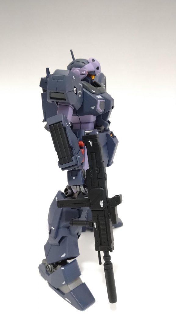 ビームライフルは合わせ目消すために、センサ、銃身、グリップを切断して別々に処理しました。接着時は真鍮線を入れました。あと銃身とマガジンの余計な部分をカットしました。