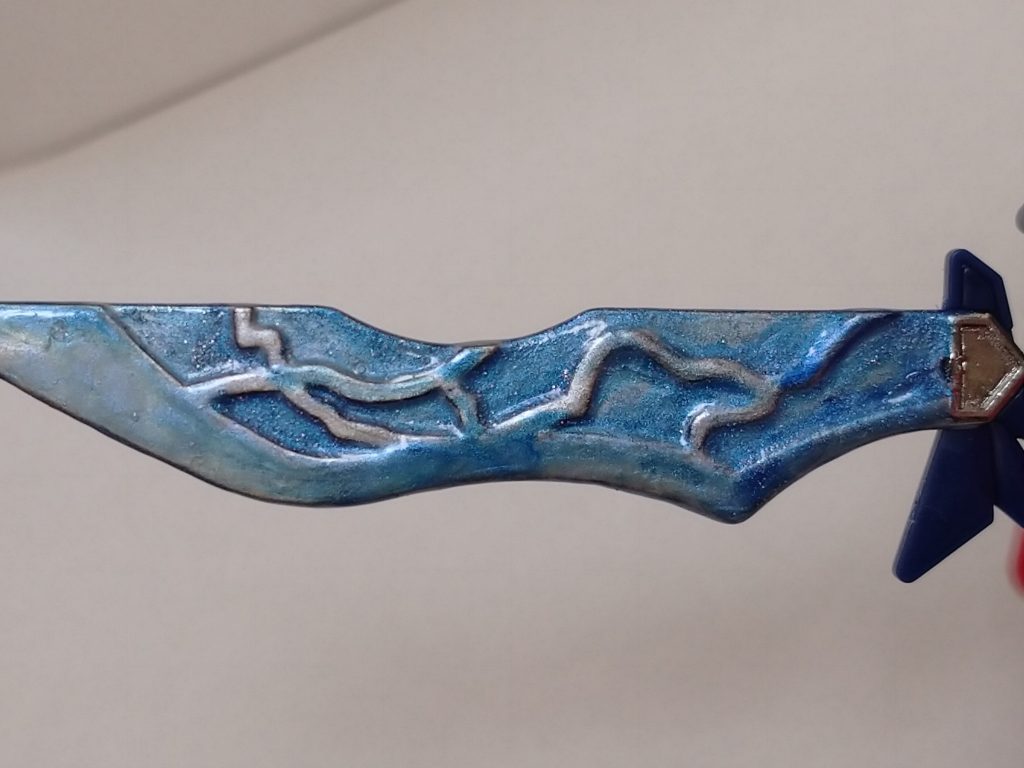 「比翼刃ー青氷霞」赤焦破と塗装方法は同様、クリアーブルーとレッドを僅かに混ぜ、パープル擬きをほんの少し。後は薄めながら調整していきまました。ユニコーンネイルも微量ながら混ぜ、氷が輝いているように挑戦。