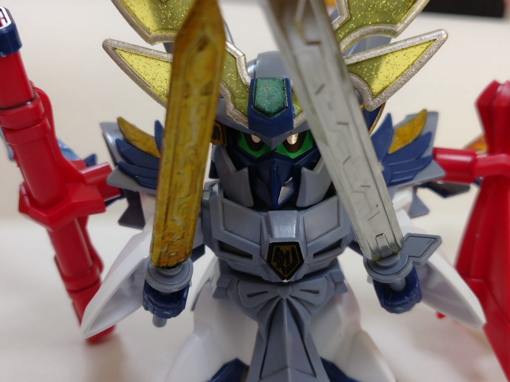 銀の方はガンダムマーカーのメッキシルバー金ほ方は下地黒からゴールド、クリアイエローで重ね塗り。少し煌めかせたかったので、試しにクリアイエローの方に100均のユニコーンネイルを混ぜてみました。