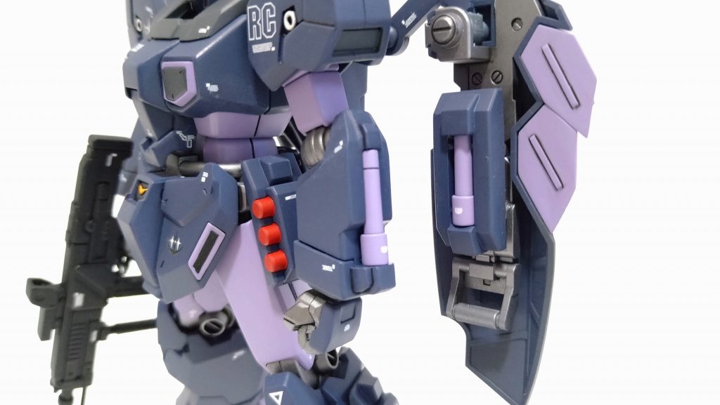 シールド裏の予備サーベルラックです。HGUCのジェスタキャノンから流用しました。…余剰パーツと思っていたら、違っていました。今、パチ組みのジェスタキャノン見たら、左右のサイドアーマーともグレネードラックでした。(あれ。)