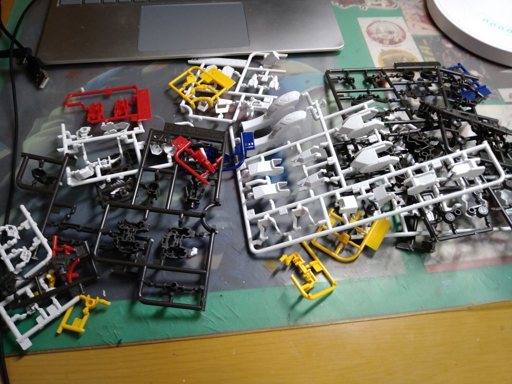 今回の作品、実はパーツをバラバラに買いました。メイスのみ家のジャンクから引っ張り出してきました。