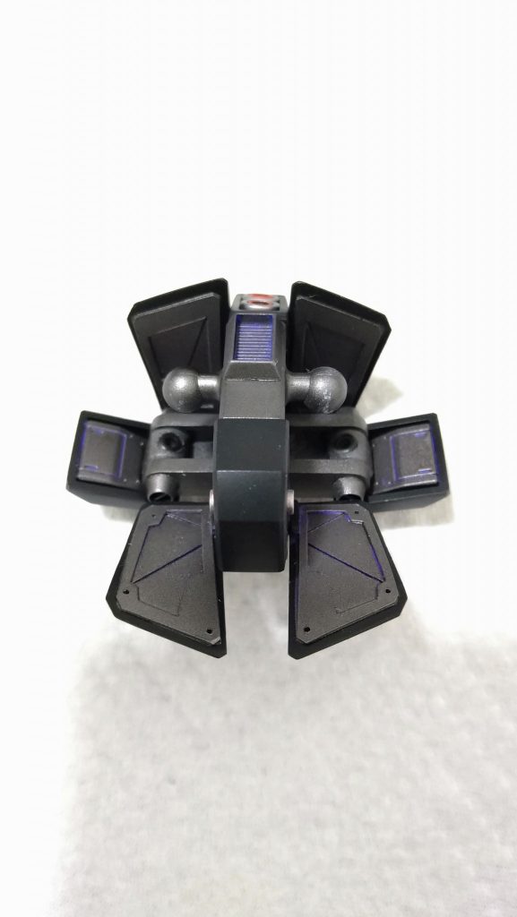 パテで隙間を埋めた上に、プラ板で作ったパーツを接着しました。サイドアーマーはビルダーズ系のハンドパーツから手甲を使いました。