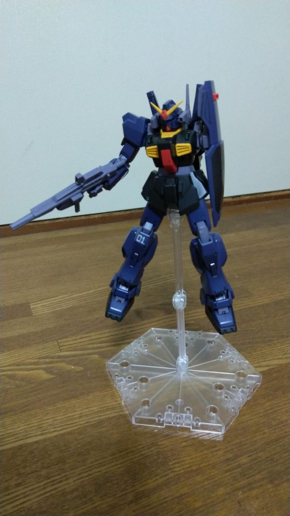 次に劇中終盤、左腕を破壊されシールドを直付けされたMk-Ⅱ。これはポリキャップに3mm棒をぶっ刺してシールドと直付けしています。ティターンズカラーなのはご愛嬌w