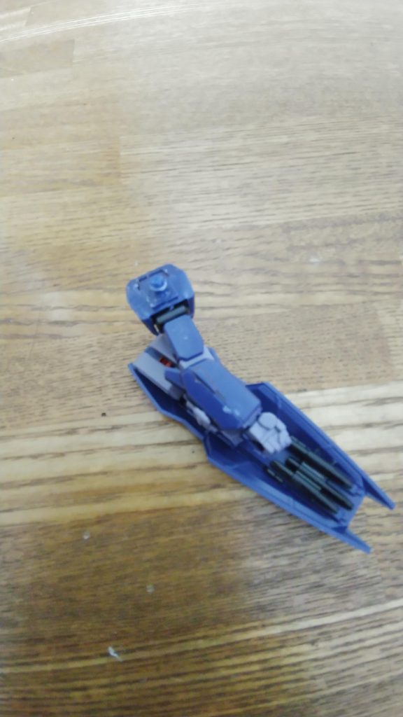 折れた左肩はSDのボールジョイントを使うことで素体の肩に合うように修復。さらにシールド裏にミサイルも装備。これはGジェネとかでMk-Ⅱの武装に「シールドミサイル」というのがあった記憶があるのでそれも再現してみました。