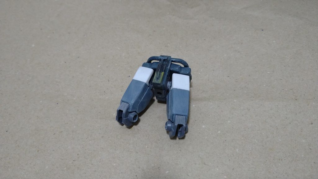 他のモデラー様の改修を参考に自分もチャレンジしました。太ももパーツをプラ板で延長しました。脚側の接続パーツは、キットのままだと入らないので、ジャンクであったGバウンサーのものを使用。無加工で使えました。