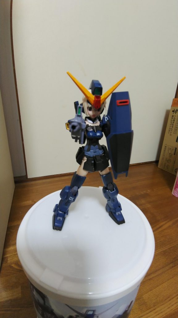 ビームライフルを構えて射撃ポーズ。