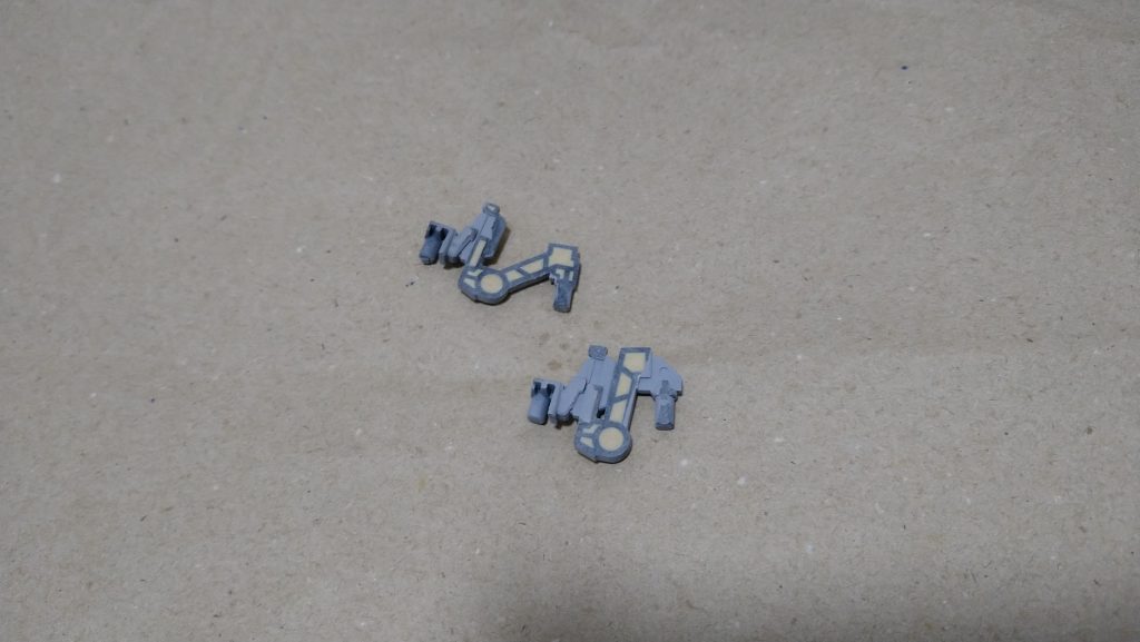 肉抜き穴をパテで埋めました。