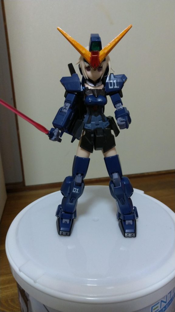 ビームサーベルを抜刀!脚はやや内股になってます。