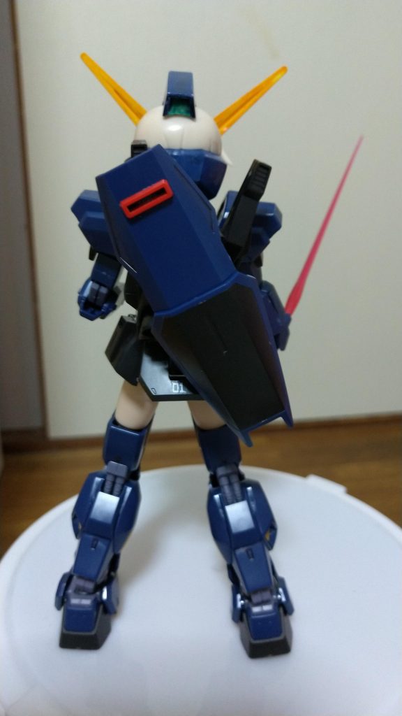 シールドはRX-78を意識して背中に装備。