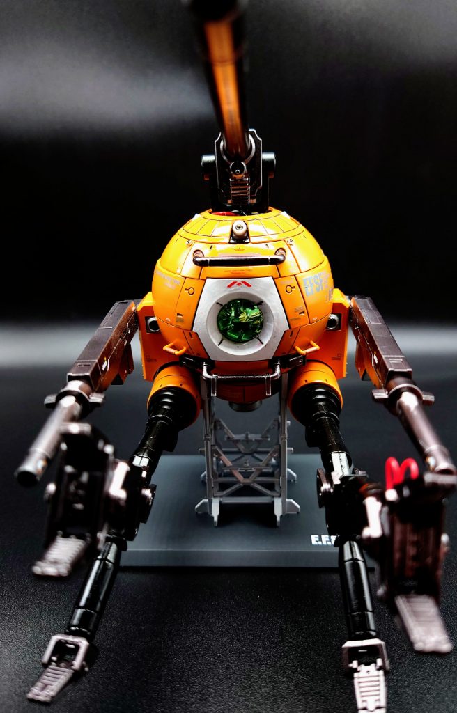 ずんっ。なんか強そうに見えませんか?どちらかというと汚しが好きな私ですが敢えて汚さず、キレイに仕上げてみました。最近ラピーテープとレジンの組み合わせにハマっていてあちこち、キラキラツヤツヤさせたくなります。サイドの銃はなんかの余剰パーツをそれっぽくつけただけです。