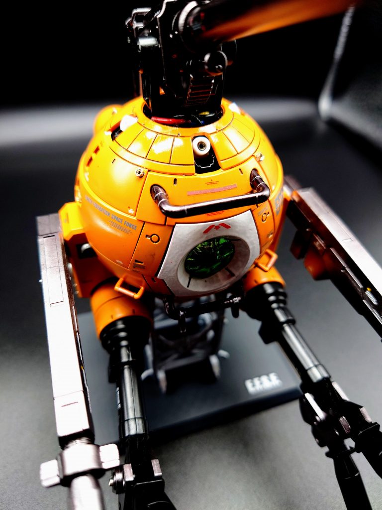 至るところにICソケット2.5ミリを埋め込み埋め込み。なにより、ゴッドハンドでの穴あけが楽しかったです。それと導線ですね。はい。私は赤と青をメイン、黄色と黒をサブ、みたいな感じで使い分けて配線してます。メカ感が出るので似合う機体にはオススメです。