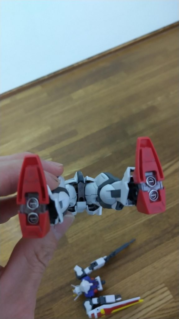 股関節のフレームにもヘビーガンメタリックを塗ってます。あと、分かりにくいですが、フロント&リアアーマーの裏側にも塗ってます。足の裏のバーニアノズルはシャインシルバーで、周りはヘビーガンメタリックで塗装……してるのですが、画像では区別がつきにくいですねwwそれに若干ムラもある……(´ε`;)ウーン…今回はこれで終わろうと思います。最後まで見ていただきありがとうございました!