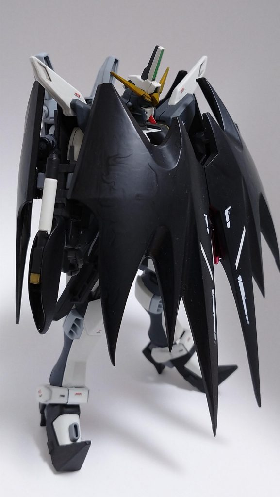 基本、つや消しで仕上げましたが、アクティブクロークの表面のみ半光沢にしました。(裏側はつや消し)クロークの表面がツルツルテカテカしている方がビームを弾きそうだったので(笑)