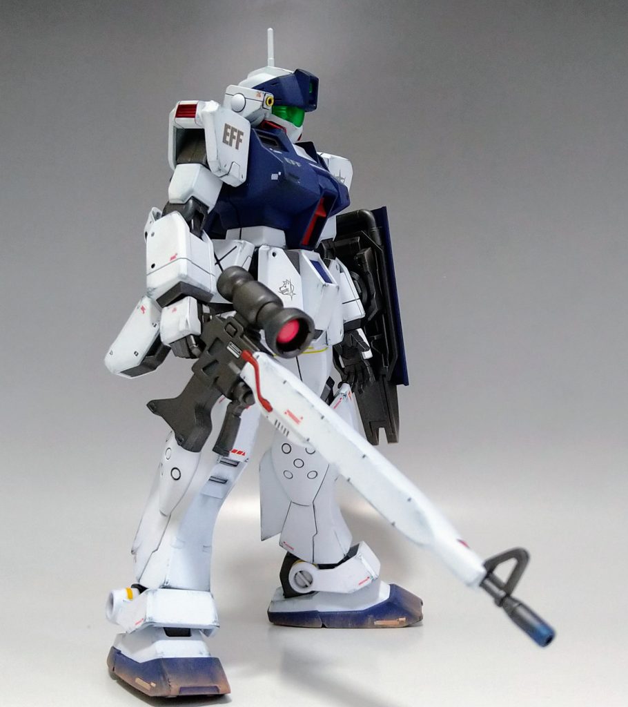 ロングレンジビームライフルの合わせ目消しが大変でした。基部と銃身パーツ、さらに赤で塗ったケーブルパーツを切断して処理しました。グリップを紛失したので、ビルダーズ系のジャンクパーツを使用してそれっぽく整えました。