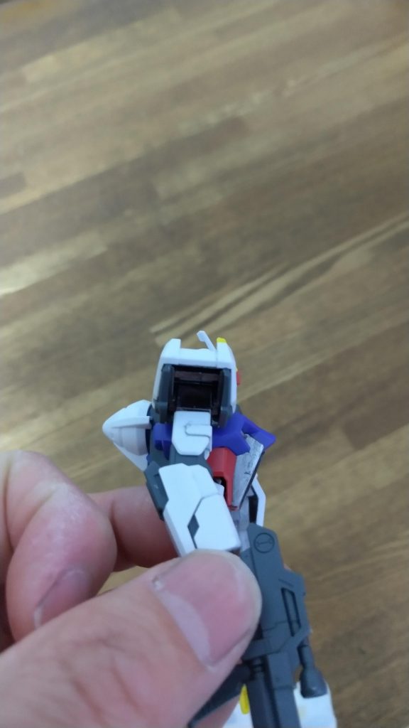 GNドライブは置いといて、先に書いた通り今回は部分的に塗装をして見ました。主にショルダーパーツの裏側などにガンプラマーカーのヘビーガンメタリックを塗ってみました。