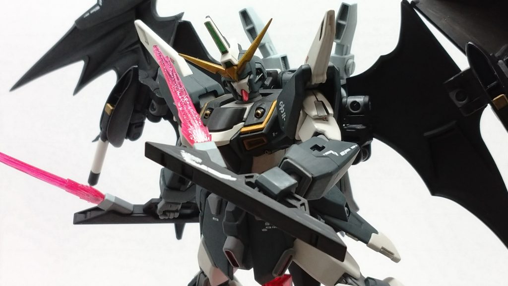 両腰にはビームブーメラン。フリーダムの折り畳みレールガンを意識して、銃口(?)が正面に向くように。また「敗者たちの栄光」にてデスサイズヘルが両腰にバスターシールドを装備していたので、この位置に設定。