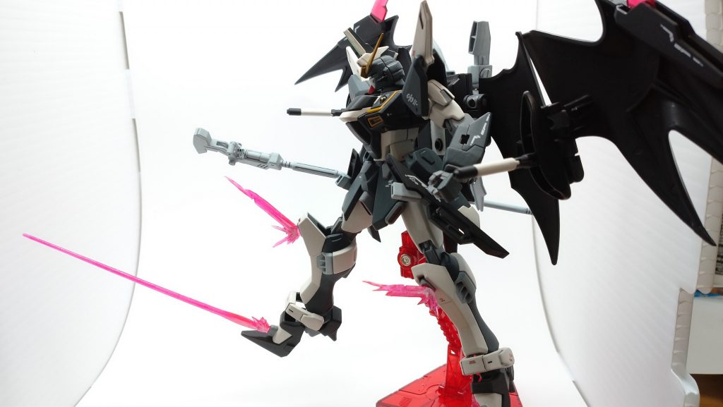 足はラヴファントムのものですがビームブレイドを取り付けられるよう、ジャスティスのものを加工し、接着。