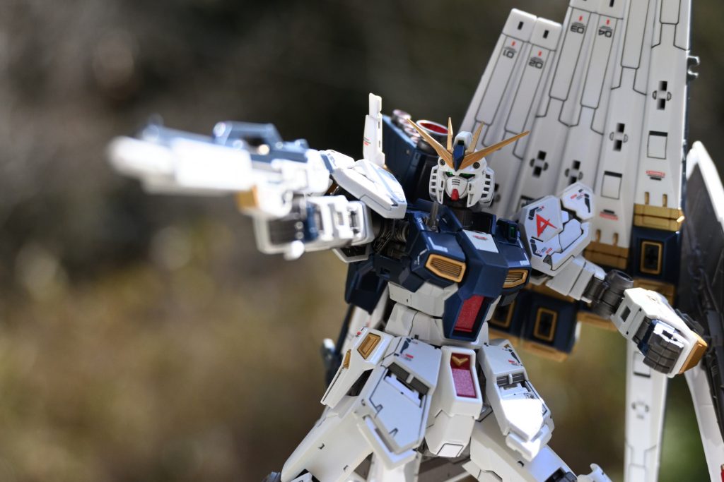 クリスタルカラー・サファイヤブルーで塗装してあります。写真では分かりづらいですが、微妙に青く反射します。