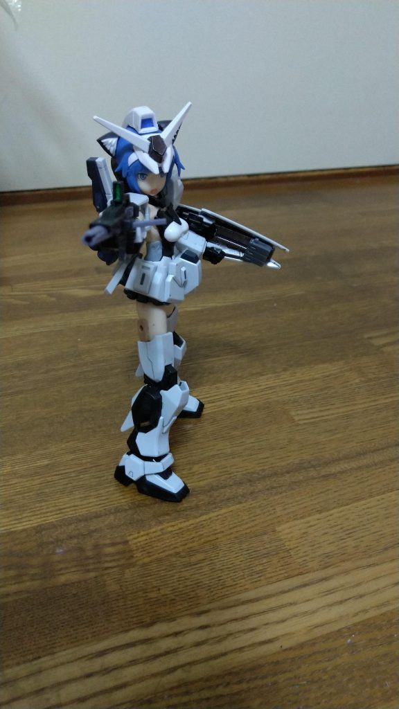 シールド裏をガンダムマーカーのヘビーガンメタリックで塗装して、RGガンダムMk-Ⅱからシールドミサイルの基部を移植しました。