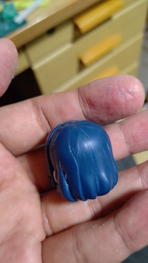 のっぺりした後頭部の髪をデザインナイフで彫り込んでヤスリでキレイに。