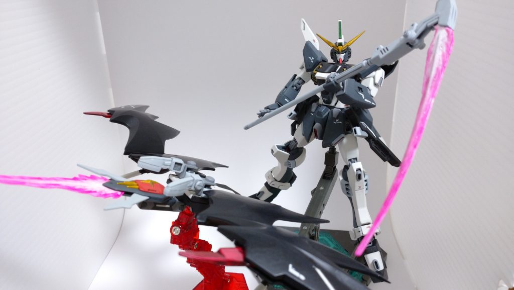 仕上げは基本「マッドバーニッシュ」クローク表面は「サテンバーニッシュ」ビームエフェクトは「グロスバーニッシュ」で仕上げてみました。筆で。前回の課題からある程度動かしても、塗装が削れることは少なくなりました。(無くなってはいない)ファレホが使いやすかったのもあるかもしれませんが、ダレも少なくすんだと思います。ムラが天敵。精進します。ここまでご覧頂き、ありがとうございます。