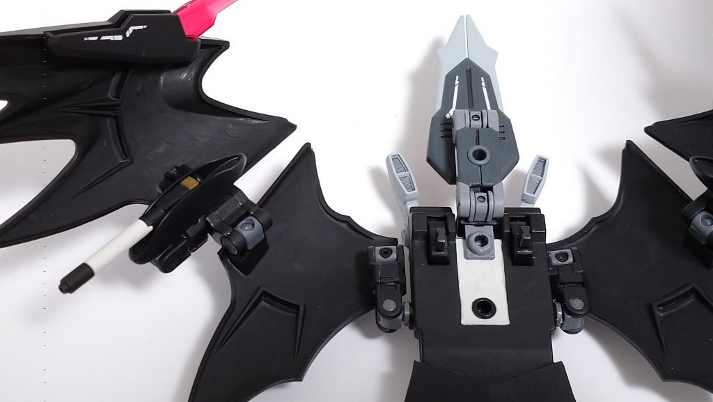 アクティブクロークにそれぞれの付け根に別売のジョイントパーツで、差し替えなく、開閉出来るように。フォルティスビーム砲も回したり、動かしたり出来ます。