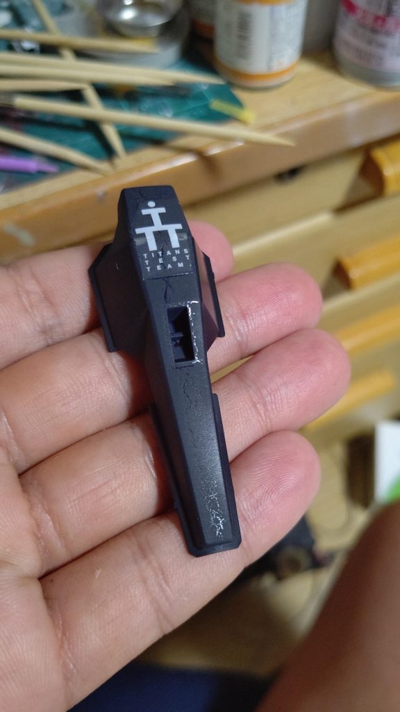 塗装の途中で起きた大事故。攪拌が足りなかったのか、つや消しがひび割れるという…。上からつやアリして1000番のやすりで整えて再度つや消しという手戻りしたけど、リカバリー方法覚えられたのは経験。