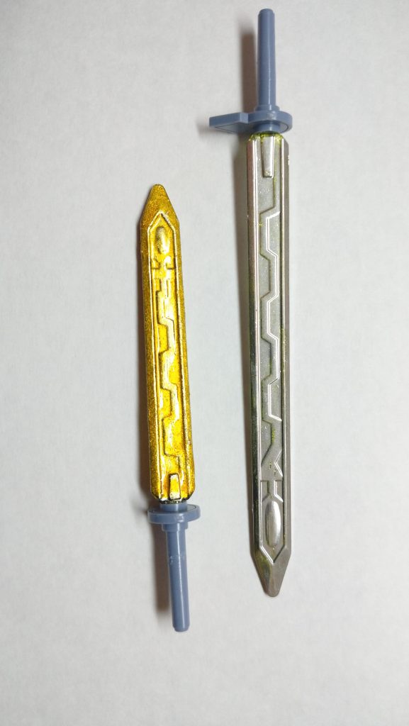 マーカーなら大丈夫かと思いましたが、銀の方は下地なしで塗装したこともあり、パーツの色が見える結果に。金の方は逆に塗り過ぎて模様がやや埋まってしまいました。