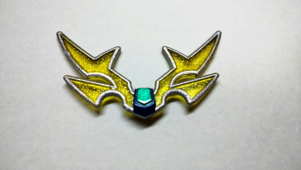 ラメ入りパーツをそのまま残したいと思い、縁をシルバー+ユニコーンネイルを混ぜたもので塗装。また中央の緑色部は下地黒からクリアー光沢+100均のミラーネイルを使用してみました。