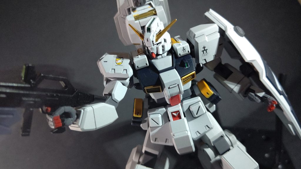 白の下地はEXシルバー。シルバーに薄く白を吹くことでほんのり金属感が出て凄く好み