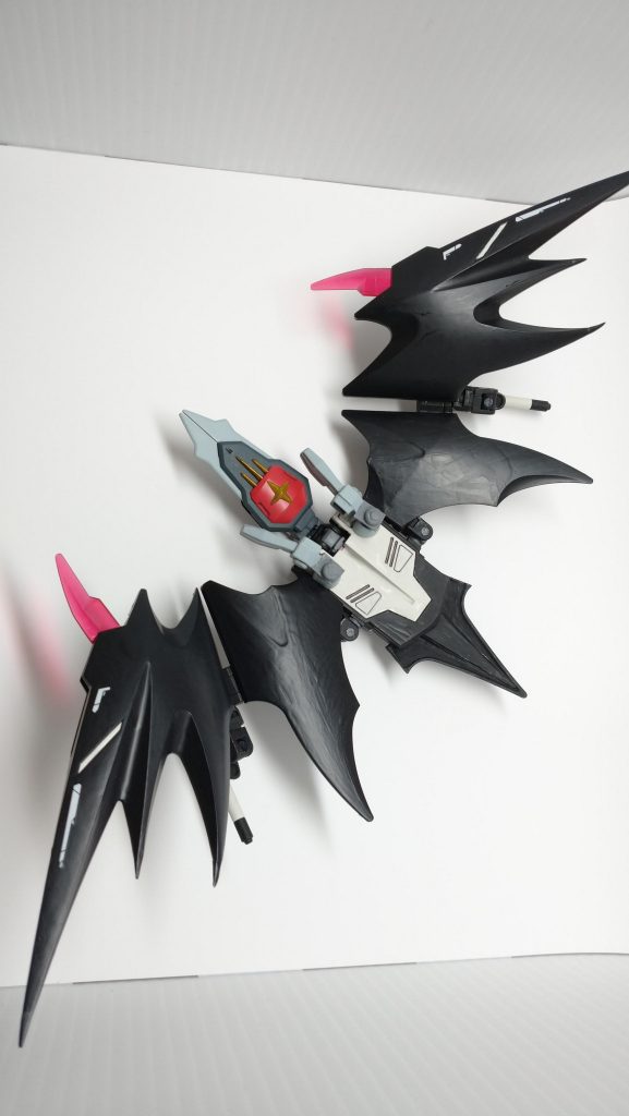 せっかくのクリアパーツを残したかったので、クロークの赤クリアはそのまま。ジョイントパーツを組み合わせて、デスサイズのバスターシールドとハイパージャマー散布口は可動するように