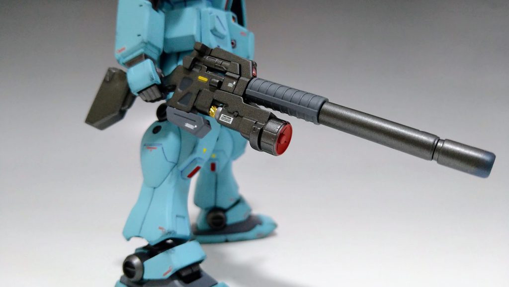 ジムライフルではなく、ジャンクパーツで作ったロングビームライフルを持たせてみました。銃身、スコープはビルダーズ系のパーツ、持ち手部分は旧キットのジムスナイパーを使用しました。隙間部分に金属パーツはEパックなどを適当に盛りました。砲身焼けもウェザリングマスターを使用。