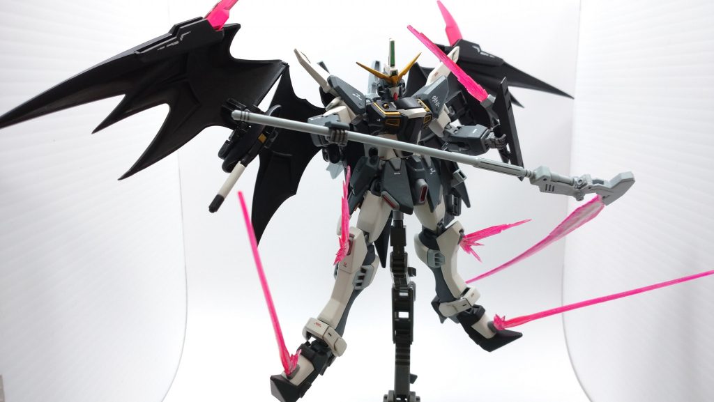 足、膝にビームブレイド。ジャスティスが「蹴り斬る」のに対して、こっちはビームサイズの間合いに入った相手を「蹴り刺す」イメージ。